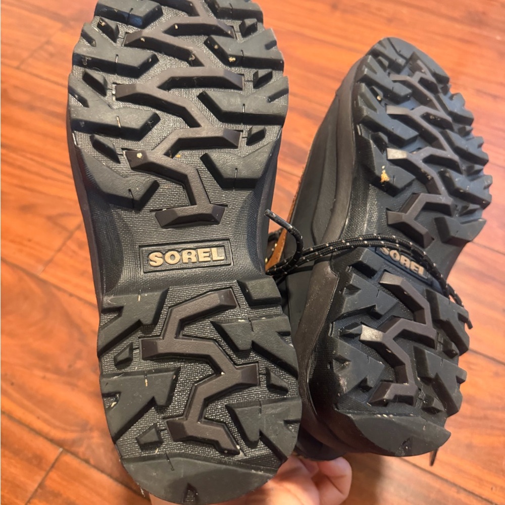 Sorel Tan and Black Leather Lace-Up Winter insulated Boots - Picture 6 of 10